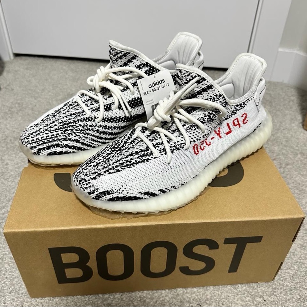 *BRAND NEW* Yeezy Boost 350 V2 ‘Zebra’